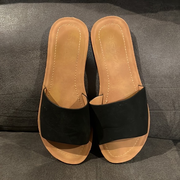 NWOT Black with tan sole. My feet are too narrow for them to stay on. - Picture 3 of 4